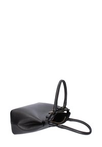 Sac à main en cuir noir avec une surface texturée, de forme rectangulaire, à double poignées et avec une fermeture éclair en haut.