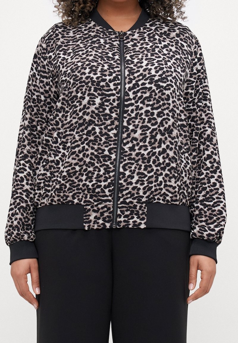 Kurtka bomberka w panterkę w odcieniach beżu i czerni. Posiada zamknięcie na suwak z przodu, ściągacze na mankietach i u dołu oraz miękki, teksturowany materiał.
