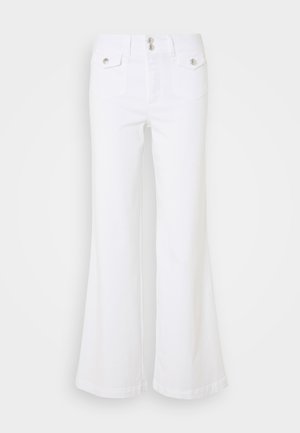 Jeans albe evazate din denim, cu talie înaltă, două buzunare frontale și accente de buton argintiu pe un fundal simplu.