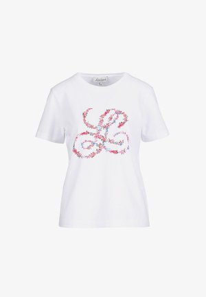 Biele tričko s krátkym rukávom s kvetinovým vzorom vytvárajúcim abstraktný, slučkový motív v ružovej, modrej a červenej farbe vpredu.