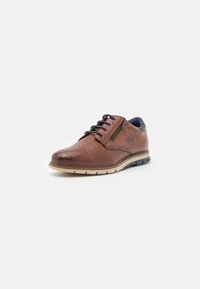 Pantof brown din piele cu finisaj texturat, vârf rotund, accente bleumarin și design cu șireturi. Dispune de un fermoar lateral și o talpă din cauciuc de culoare deschisă.