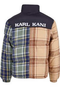 Farverig pufferjakke med en blanding af ternede mønstre i grøn, blå, brun og beige med en marineblå krave og "KARL KANI" logo.