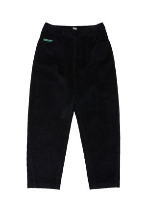 Zwarte corduroy broek met elastische tailleband en twee voorzakken, met een kleine kleurrijke rechthoekige patch aan de rechterkant.
