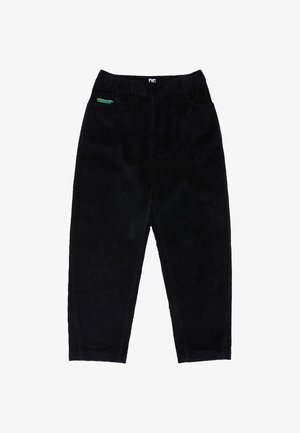 Schwarze Cordhose mit elastischem Bund und zwei Vordertaschen, mit einem kleinen bunten rechteckigen Aufnäher auf der rechten Seite.