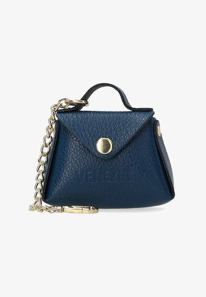 Navyblauwe leren tas met een gestructureerde afwerking, gouden hardware, een bovenhandvat en een kettingriem met een omgevouwen klep en druksluiting.