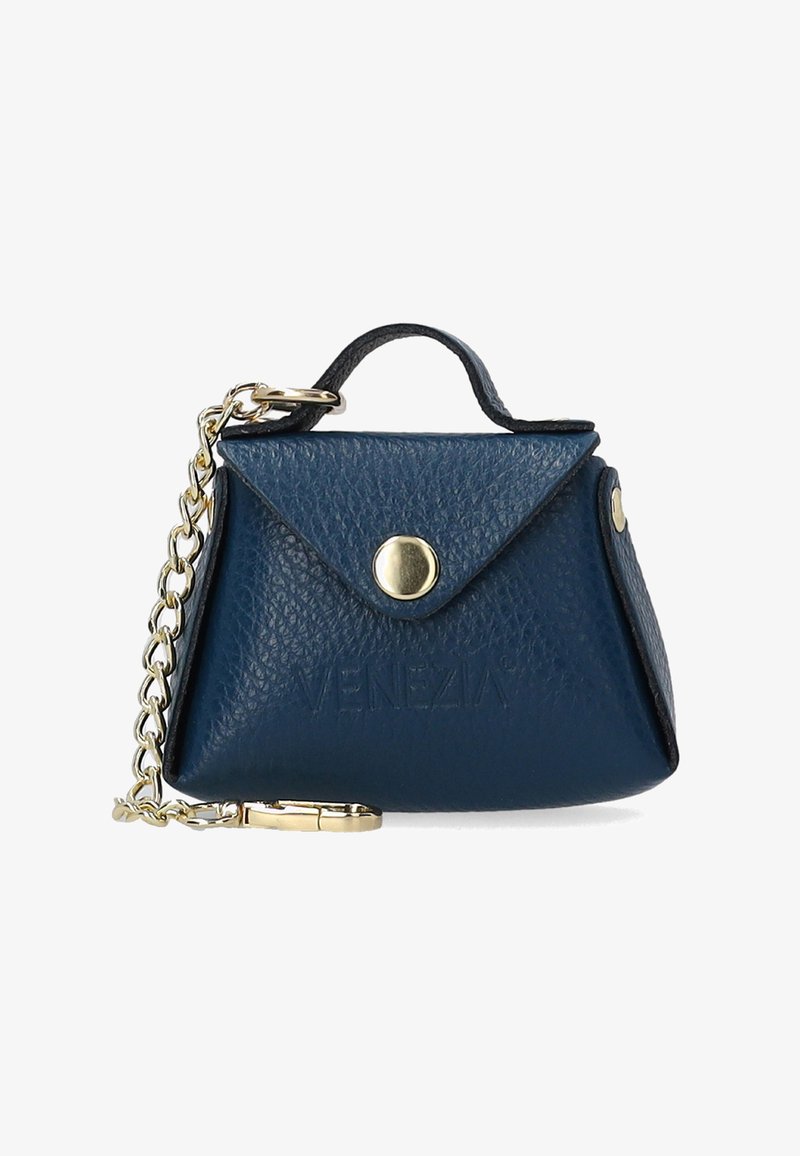 Granatowa skórzana torba z teksturowanym wykończeniem, złotymi akcentami, górnym uchwytem oraz łańcuszkiem, z klapą złożoną i zapięciem na zatrzask.