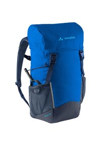 Zaino in tessuto blu con patta superiore, spallacci regolabili e tasca laterale in rete. Presenta accenti grigi sul fondo e un logo sul fronte.