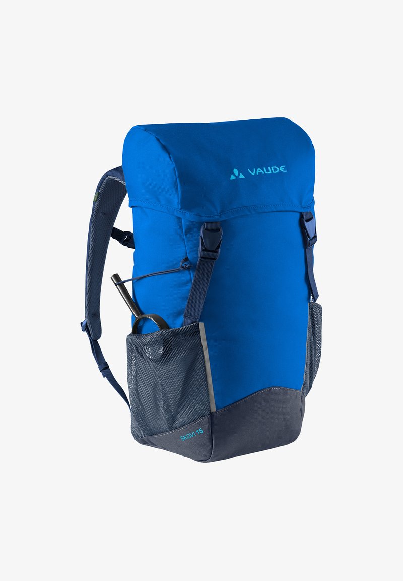 Zaino in tessuto blu con patta superiore, spallacci regolabili e tasca laterale in rete. Presenta accenti grigi sul fondo e un logo sul fronte.