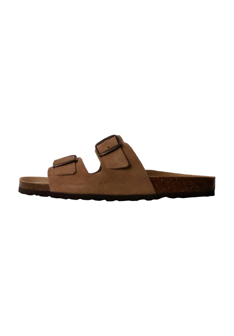 Bruine suède slip-on sandalen met twee verstelbare gespen, een platte kurken voetbed, een gestructureerde rubberen zool en een open teen ontwerp.