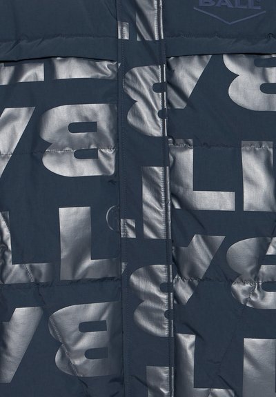 Tumši zila pūderjakas jaka ar lieliem metāliskas sudraba grafiskiem elementiem. Izceļas ar šūtu faktūru, priekšējo rāvējslēdzēju un auduma logotipa akcentu.