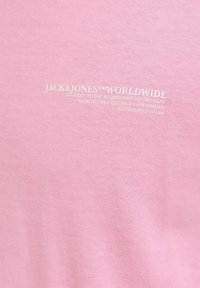 Pilkai medvilninė T-shirt marškinėliai su balta tekstu: "JACK & JONES WORLDWIDE" ir papildomais prekės ženklo detalėmis, su glotnia tekstūra.