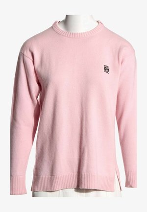 Pull rose clair à col rond avec manches longues, poignets et bas en côtes, et un petit logo noir brodé sur la poitrine gauche.