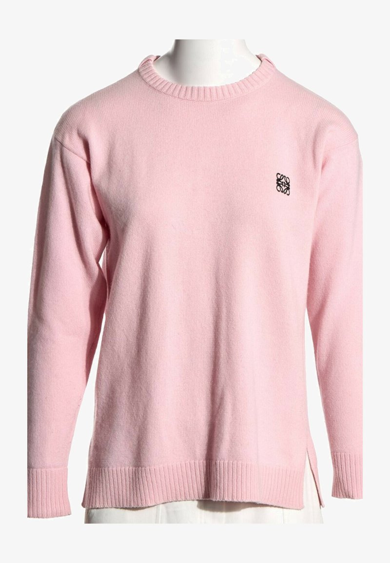 Pull rose clair à col rond avec manches longues, poignets et bas en côtes, et un petit logo noir brodé sur la poitrine gauche.