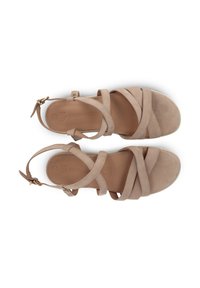 Beige Wildledersandalen mit mehreren kreuzenden Riemen und einem Knöchelverschluss. Weicher, strukturierter Fußbett mit sichtbarem Branding auf der Innensohle.