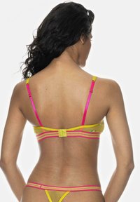 Żółty siateczkowy biustonosz z różowymi ramiączkami, ozdobiony kwiatowym haftem i paskami na obwodzie. Widok z tyłu ukazuje regulowane ramiączka.