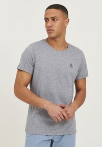 Tricou gri din bumbac, cu mâneci scurte rulate, guler rotund și broderie mică de palmier în burgund pe piept. Textură netedă.