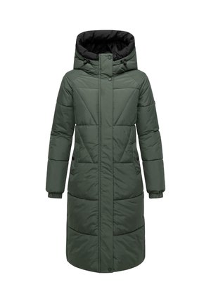 Garšs, tumši zaļš pūkains mētelis ar melnu kapuci. Iekļauj priekšējo rāvējslēdzēju, spiedpogām un diagonālu kviltētu rakstu uz krūtīm.