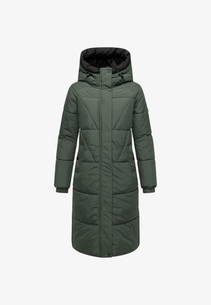 Długi, ciemnozielony puchowy płaszcz z czarnym kapturem. Posiada zamek błyskawiczny z przodu, napy oraz ukośny wzór pikowania na klatce piersiowej.