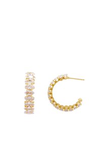 Pendientes en tono dorado con un diseño de aro retorcido adornado con piedras claras de corte ovalado. El pendiente más pequeño tiene una base recta.