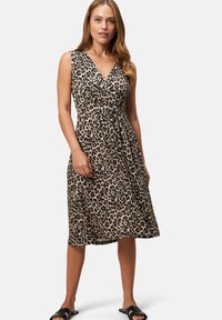 Šaty bez rukávov s leopardo vzorom a V-výstrihom, s priliehavým pásom, ktorý má splývavú sukňu a hladký textil. Súčasťou sú čierne sandále.