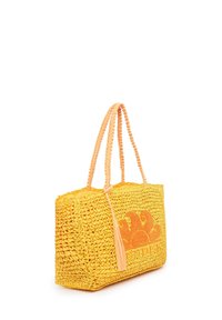 Borsa tote in paglia gialla intrecciata con manici in rosa chiaro intrecciati e un pon-pon decorativo. Presenta un grafico del sole arancione su un lato.