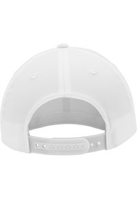 Cască de baseball albă cu o coroană structurată, material neted și o curea din plastic ajustabilă la spate, cu mai multe găuri pentru ajustarea dimensiunii.