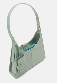 Borsa mint verde con motivo coccodrillo, dotata di una tracolla con dettagli dorati, con una tasca laterale e una finitura liscia e texture.