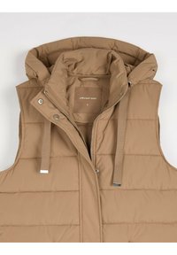 Beżowa, ocieplana kamizelka z kapturem, z zamkiem błyskawicznym z przodu, regulowanym sznurkiem oraz zatrzaskami. Teksturowany, pikowany design oraz metka wewnątrz.