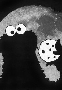 Cartoonfigur mit großen Augen, schwarzem Fell und einem Keks, silhouettenhaft vor einem Vollmond-Hintergrund mit strukturierter Oberfläche.