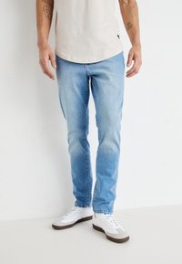 Wrangler LARSTON - Traperice uskog kroja - clever