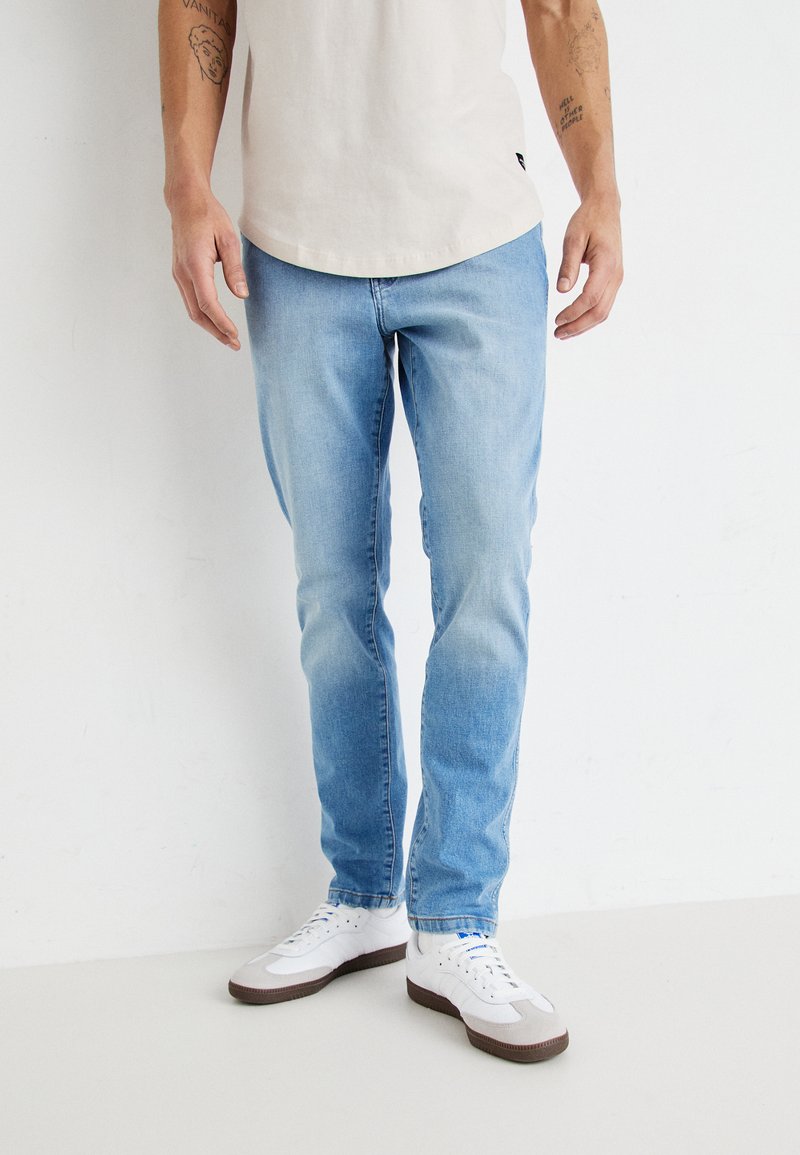 Wrangler LARSTON - Traperice uskog kroja - clever
