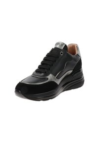 Czarne i srebrne niskie sneakersy z grubą podeszwą, czarnymi sznurowadłami i wyściełanym kołnierzem, ukazane pod kątem, aby pokazać przód i zewnętrzną stronę.