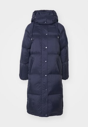 Cappotto imbottito blu navy con colletto alto, cappuccio regolabile, bottoni a scatto e due tasche frontali, realizzato in un materiale lucido e leggero.