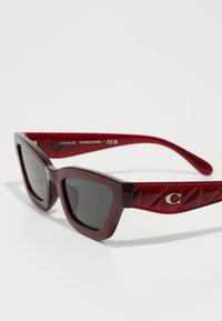 COACH Aurinkolasit - transparent deep red