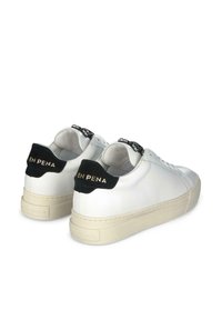 Baskets blanches avec un dessus en cuir lisse, un contrefort en daim noir contrastant et une semelle en caoutchouc beige. Présente le logo "EN PENA" au niveau du talon.