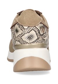 Zapatilla marrón con un acento de estampado de serpiente metálico texturizado. Cuenta con un cuello acolchado, diseño sin cordones y una suela blanca y beige.