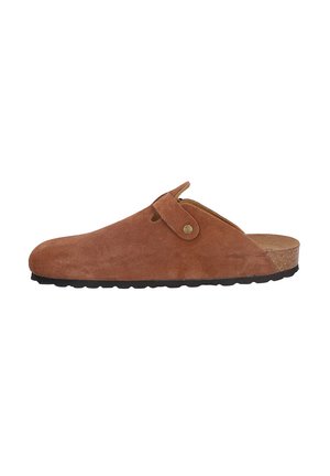 Zueco de ante marrón tipo slip-on con correa ajustable, plantilla de corcho y suela de goma negra texturizada, mostrado de lado sobre un fondo blanco.
