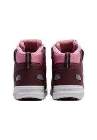Höga sneakers med en vinröd läderexteriör och rosa detaljer, mjukt foder och solida vita sulor med reflekterande inslag.