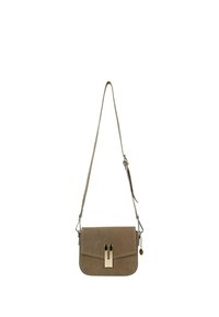 Kleine taupekleurige suède crossbodytas met lange verstelbare riem, klep aan de voorkant en goudkleurige rechthoekige sluiting.