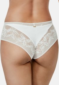 Witte ondergoed met kantpanelen met een bloemenpatroon, een textuurstof en een delicat kanten rand langs de taille en beenopeningen.