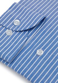 Niebieska i biała koszula w paski z zapinanym kołnierzykiem, dwoma przezroczystymi guzikami oraz gładką, teksturowaną bawełnianą tkaniną.