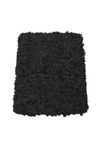 Tessuto nero con applicazioni floreali, caratterizzato da un design testurizzato a strati che ricorda le rose, formando una forma cilindrica con una base solida.