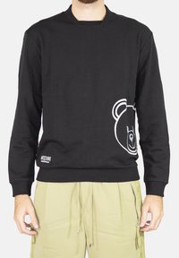 Černá mikina s grafikou bílého medvěda na přední levé straně, žebrovaným kulatým výstřihem a lemem. Vyrobená z měkkého bavlněného materiálu.