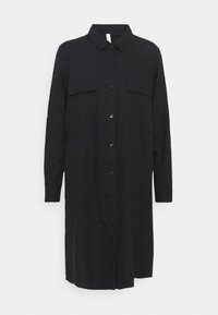 Vestito chemisier lungo nero a maniche lunghe realizzato in un tessuto testurizzato, con chiusura a bottoni frontale, due tasche sul petto e una silhouette rilassata.