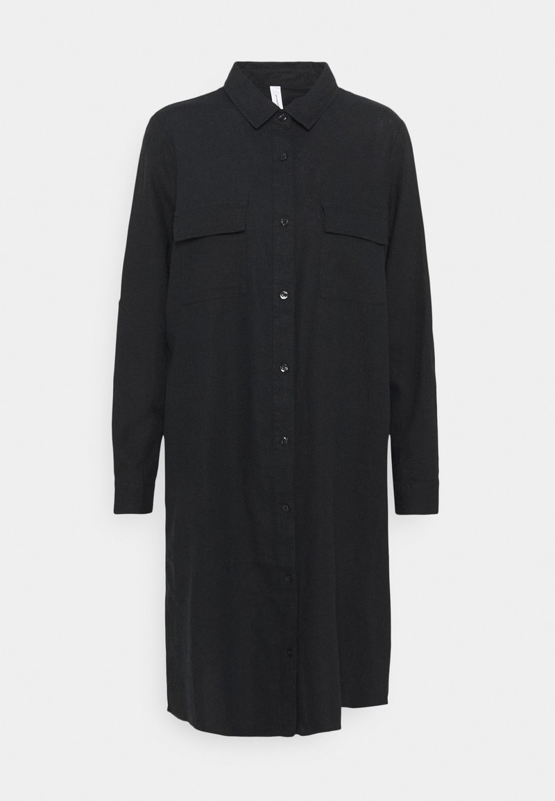 Vestito chemisier lungo nero a maniche lunghe realizzato in un tessuto testurizzato, con chiusura a bottoni frontale, due tasche sul petto e una silhouette rilassata.