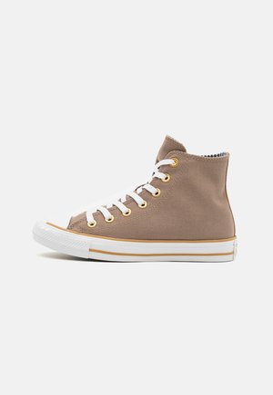 Hoge sneakers van zacht bruin stof met een witte rubberen zool, gouden oogjes en witte veters; subtiele houndstooth-patroon aan de bovenkant.