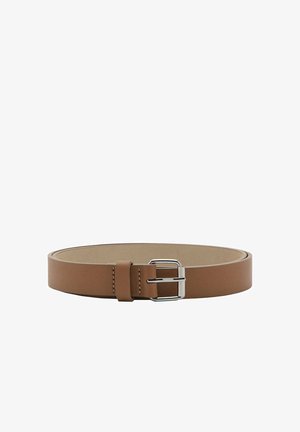 Ceinture en cuir marron avec boucle rectangulaire argentée et un passant unique, montrée enroulée sur fond blanc.