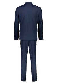Marineblaues Anzug mit feinem Karomuster, taillierte Passform und strukturierten Schultern. Die Jacke hat einen einzelnen Schlitz; die Hose ist schmal geschnitten.