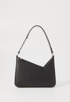 Borsa a mano in pelle nera con forma triangolare, una tracolla sottile e accessori in argento. Presenta una chiusura con zip e un logo impresso sul davanti.