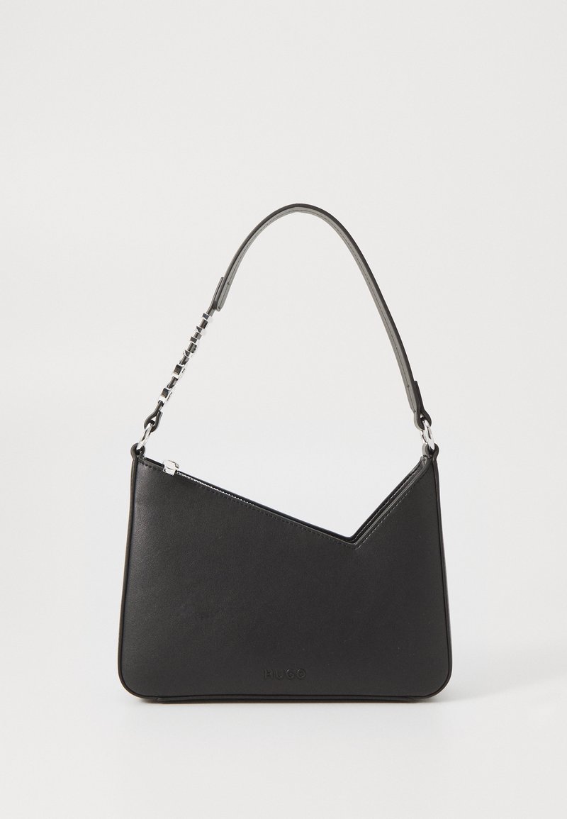 Sac à main en cuir noir, de forme triangulaire, avec une sangle fine et des accessoires en métal argenté. Il dispose d'une fermeture zippée et d'un logo embossé à l'avant.